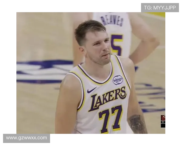 东契奇三双难挡里夫斯高效爆发湖人众将齐心合力力克热火取关键胜